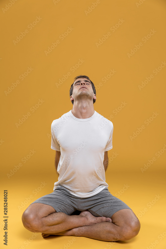 Obraz premium Young man stretching