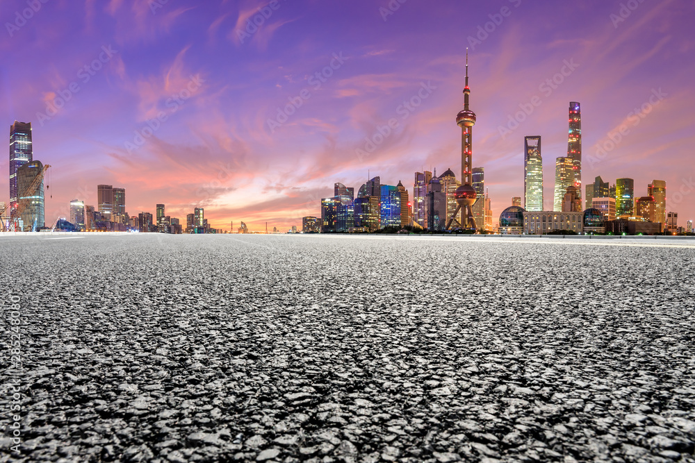Obraz premium Shanghai skyline and modern buildings with empty asphalt highway at sunrise,China