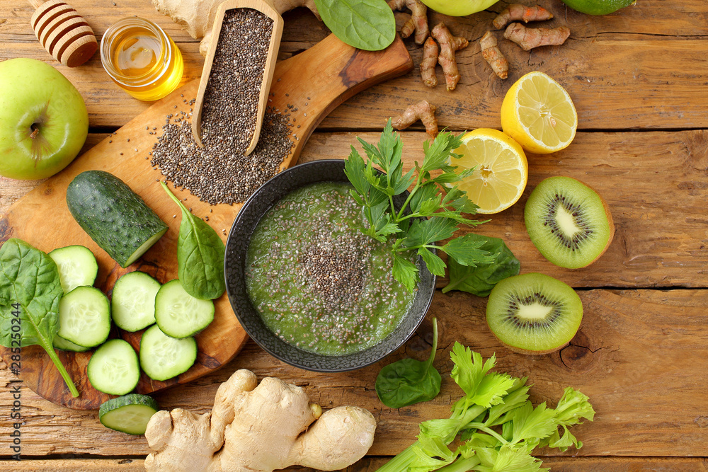 frullato con frutta e verdura di colore verde con semi di chia frullato con frutta e verdura di colore verde con semi di chia