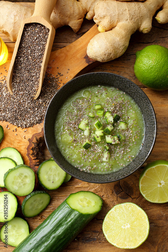 frullato con frutta e verdura di colore verde con semi di chia