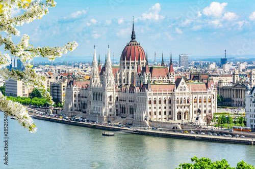 Canvas Print Hungarian parliament building and Danube river, Budapest, Hungary