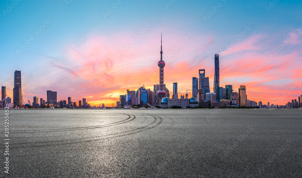 Obraz premium Shanghai skyline and modern buildings with empty race track at sunrise,panoramic view.