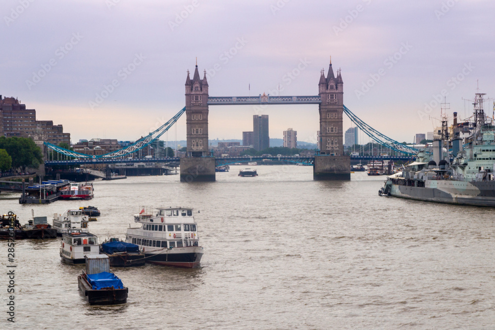 Obraz premium famous london bridge tower on thames