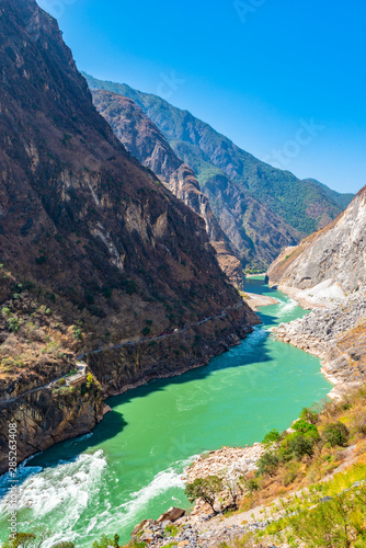 Fototapeta Naklejka Na Ścianę i Meble -  Tiger Leaping Gorge and Jinsha River. Located 60 kilometres north of Lijiang, Yunnan, China.