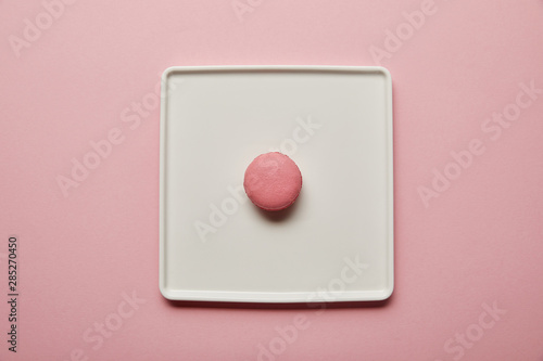 Konstfotografi Top view of pink macaroon on big square white dish on pink background