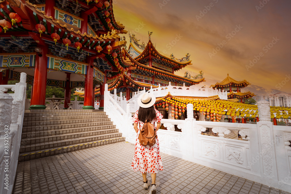 Fototapeta premium Turystka zwiedza wnętrze świątyni Thean Hou w Kuala Lumpur.
