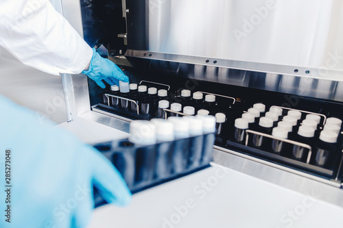 Schilderij op canvas Medical professional places samples in sperm bank for storage and analysis