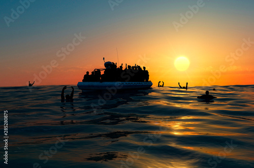 Obraz na plátně Refugees on a big rubber boat in the middle of the sea that require help