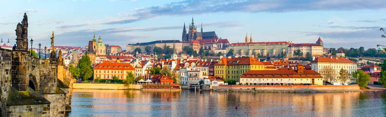 Fototapete Prag Prag-Panorama mit Karlsbrücke und Prager Burg im Hintergrund, Tschechien  © Mistervlad