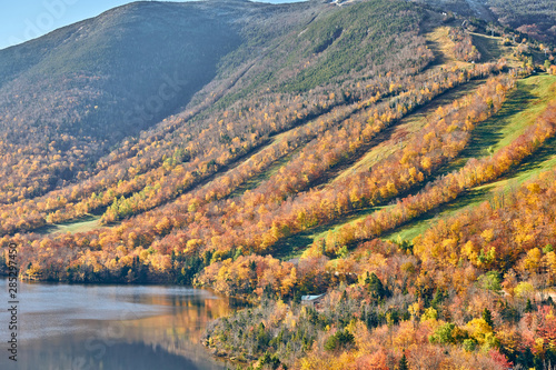 View of Echo Lake from Artist's Bluff in autumn. Fall colours in Franconia Notch State Park. White Mountain National Forest, New Hampshire, USA © haveseen
