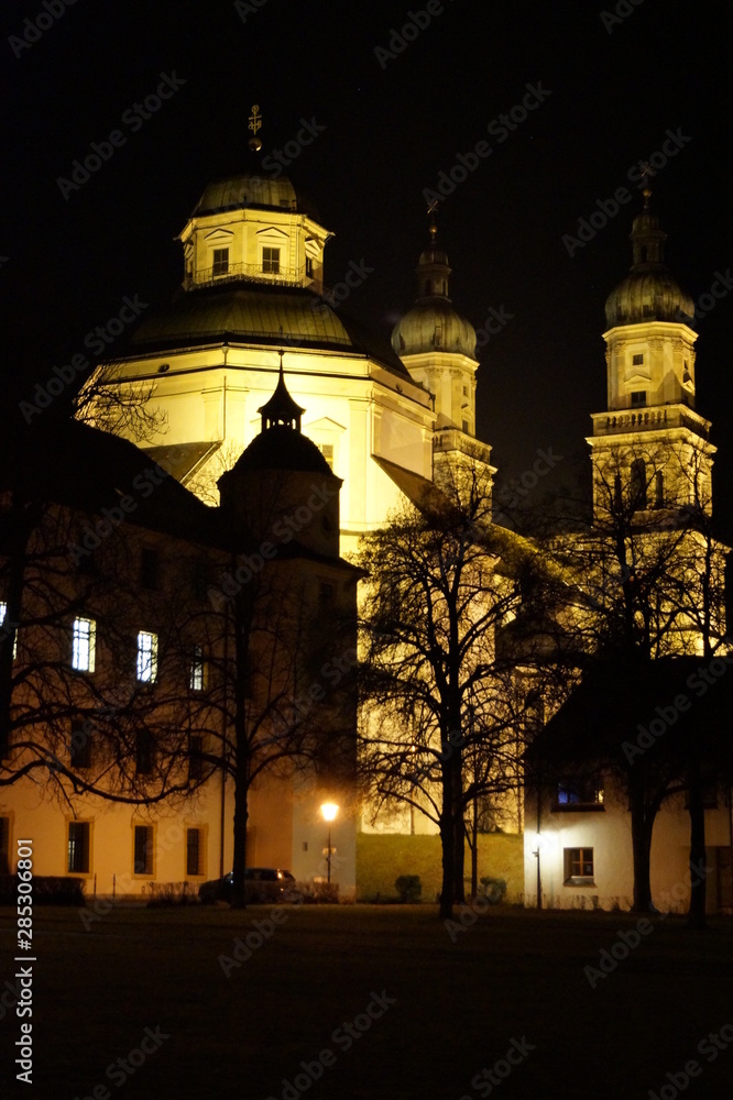 Basilika St. Lorenz in Kempten im Allgäu bei Nacht seitlich Basilika St. Lorenz in Kempten im Allgäu bei Nacht seitlich