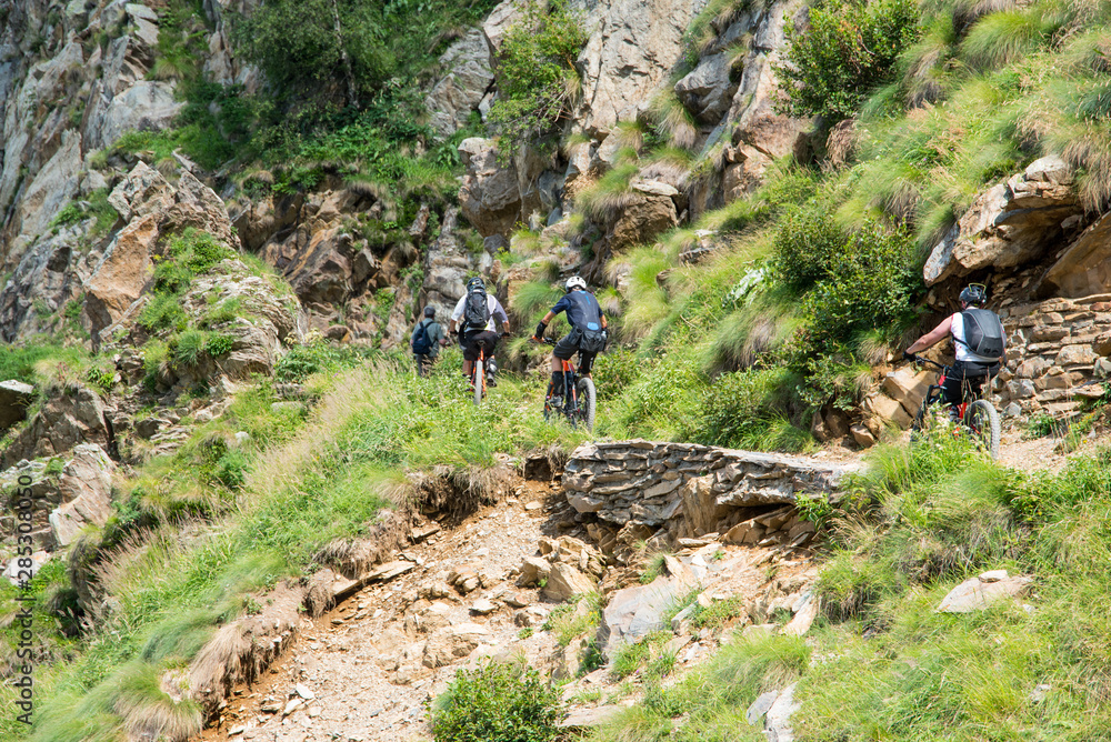 mountain bike sui sentieri alpini mountain bike sui sentieri alpini