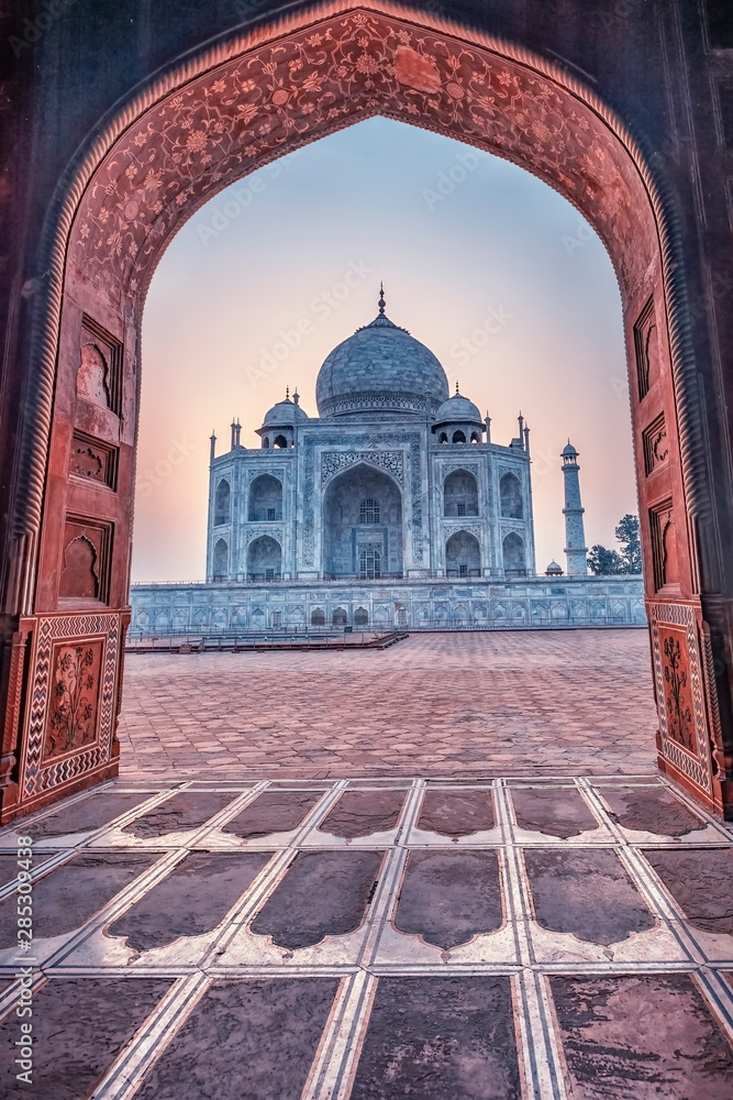 Fototapeta premium Taj Mahal in sunrise light, Agra, India