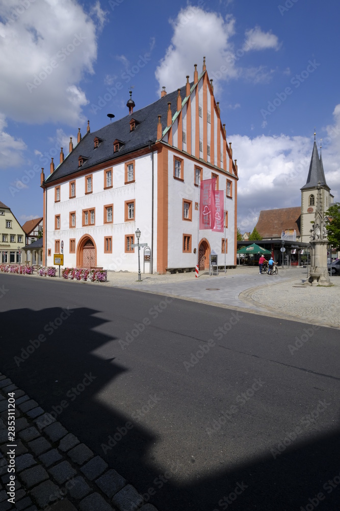 Obraz premium Altes Rathaus am Marktplatz in Haßfurt, Landkreis Haßfurt, Unterfranken, Franken, Bayern, Deutschland