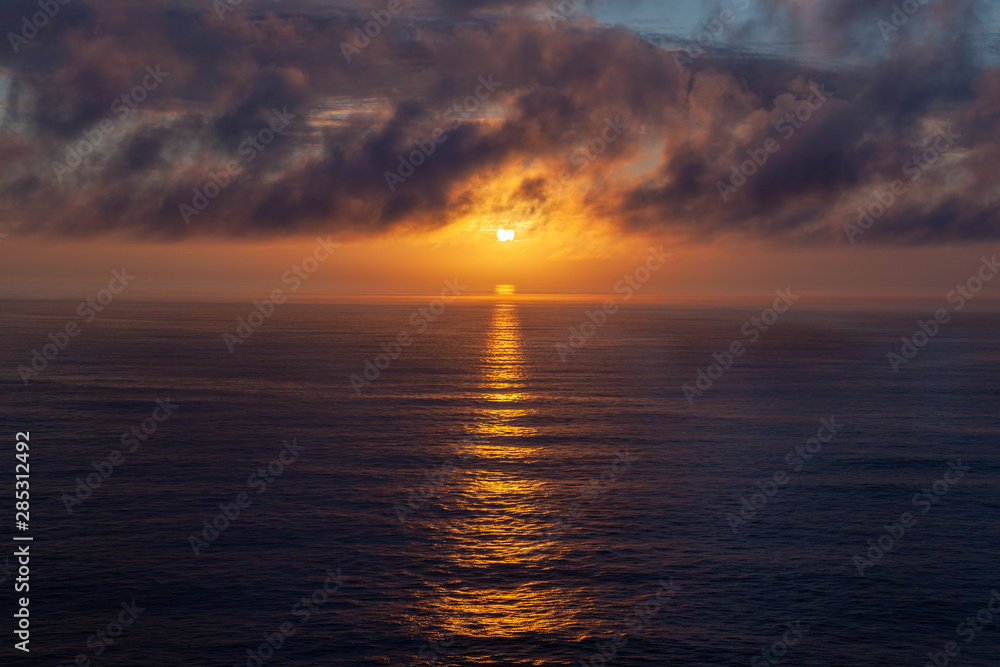 Fototapeta premium Beautiful sunset on horizon at the atlantic sea