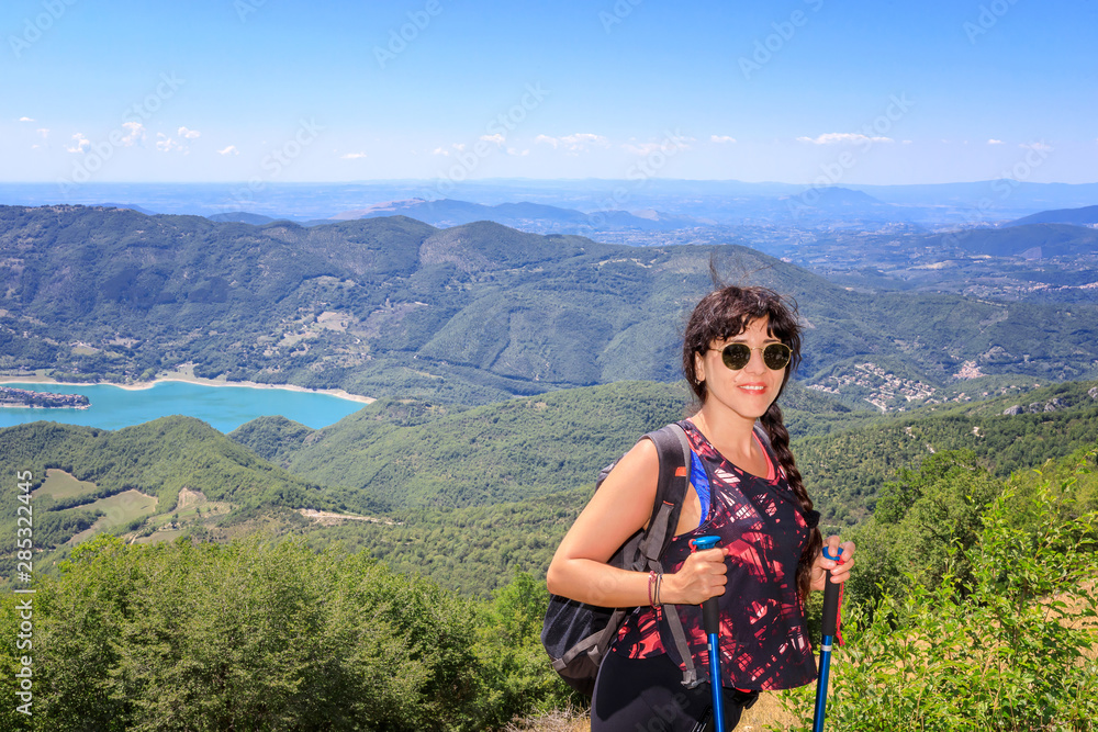 Naklejka premium Hiker girl in the mountains and lake
