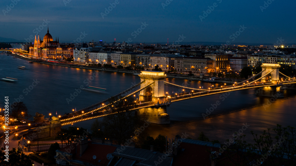 Fototapeta premium Pont de Szechenyi de nuit