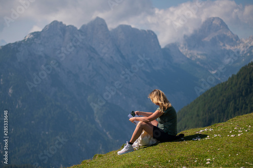 Treking w Alpach Julijskich, w tle Triglav