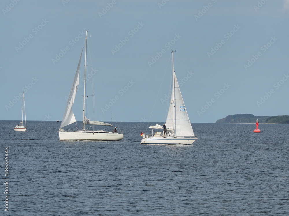 Obraz premium Lübeck-Travemünde – Mündung der Trave mit Promenade und Schiffen