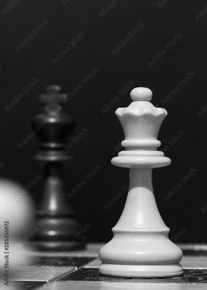 Scacchi fotografati su una scacchiera Scacchi fotografati su una scacchiera
