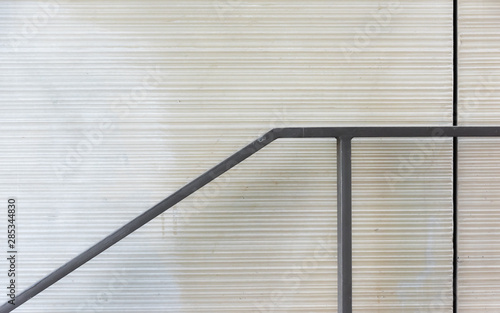 The railing and the fugue in front of a plain wall