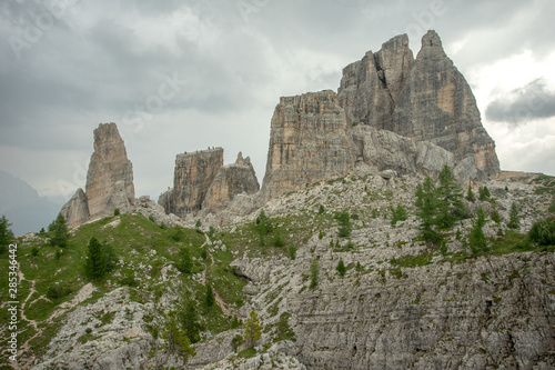 le sommet d'un massif montagneux composé de cinq pitons rocheux