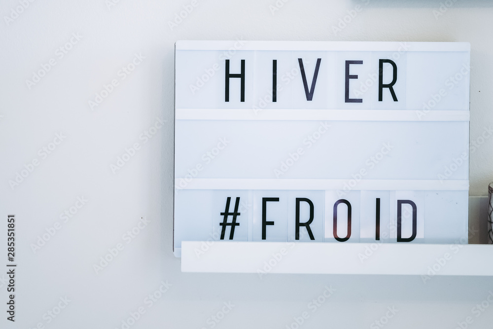Panneau lumineux avec texte hiver froid Panneau lumineux avec texte hiver froid