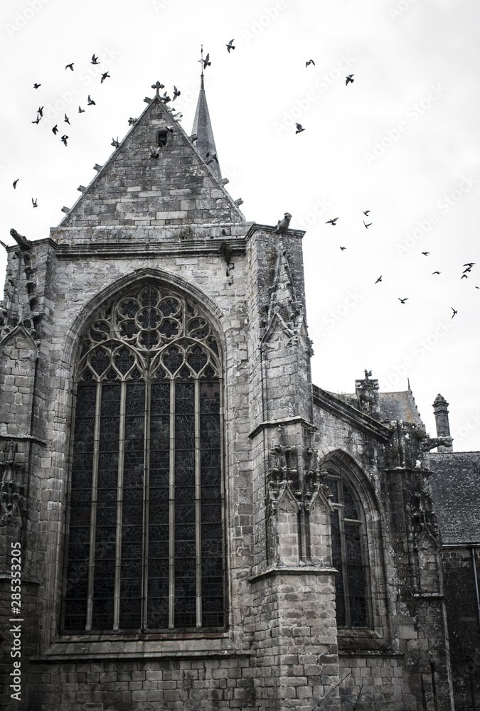 Magnifique église de Guérande - France avec envolée d'oiseaux