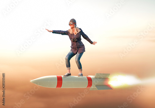 Frau surft auf Rakete über den Wolken