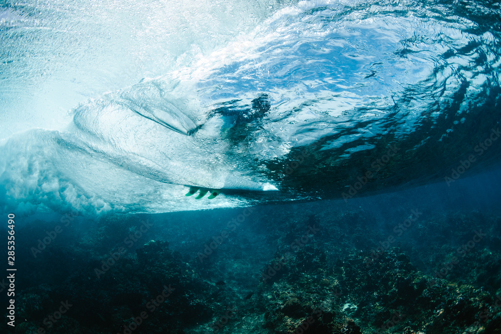 Fototapeta premium surfer bajo el agua