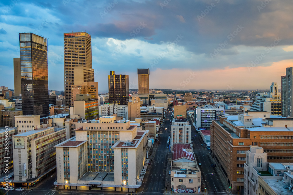 Obraz premium Panoramę miasta Johannesburga oraz jego wieżowce i budynki