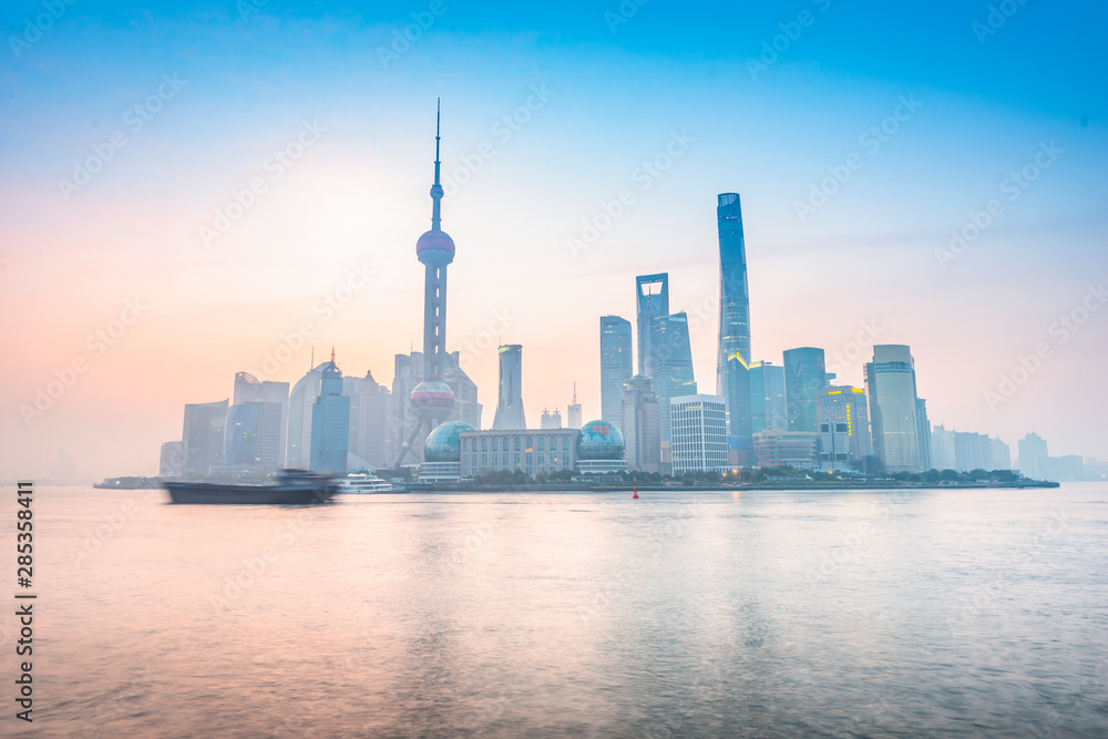 Obraz premium Shanghai skyline. Pudong New Area and Huangpu River. Located in The Bund, Shanghai, China.
