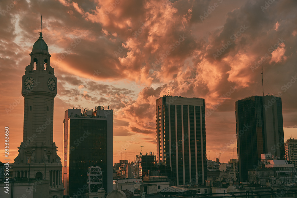 Fototapeta premium Atardecer con cielo rojo y edificios