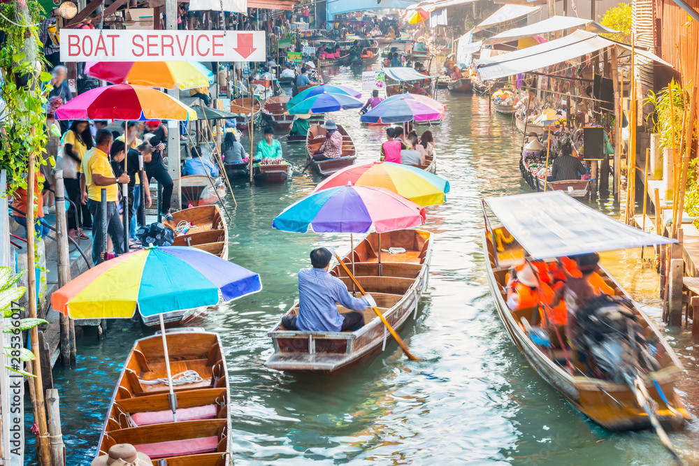 Obraz premium Pływający targ Damnoen Saduak, turyści odwiedzający łódkę, położony w Bangkoku w Tajlandii.
