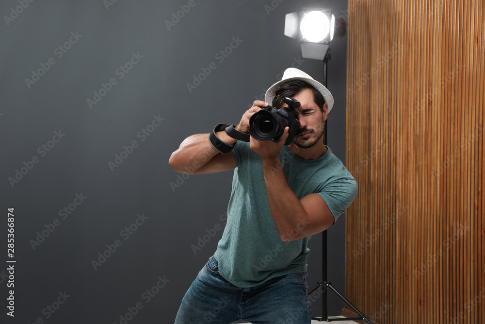 Obraz premium Professional photographer taking picture in modern studio