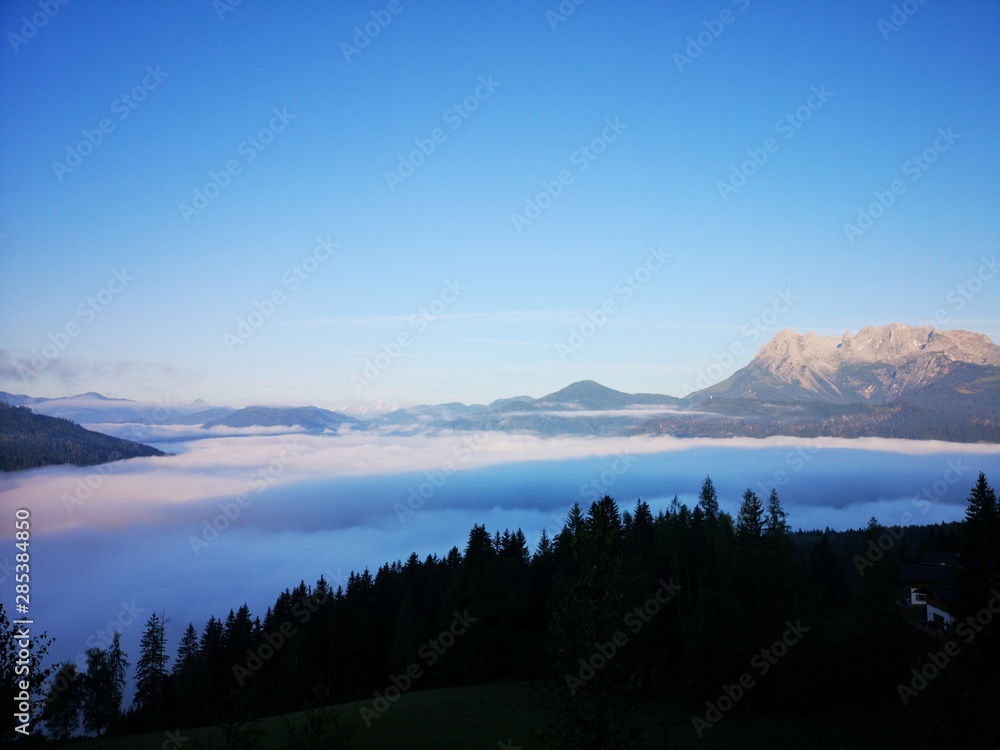 Sonnenaufgang in den Alpen, Alpenglühen, Nebelschleier