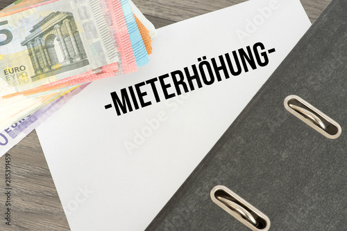 Mieterhöhung und Euro Geldscheine photo