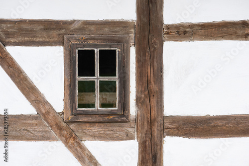 Stare okno w wiejskim domu