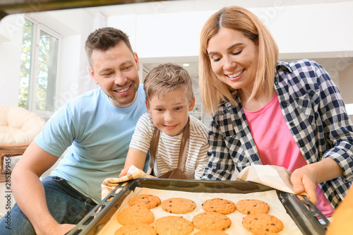 Family taking baking tray w...