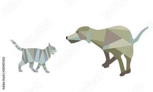 Hund und Katze stehen sich gegenüber