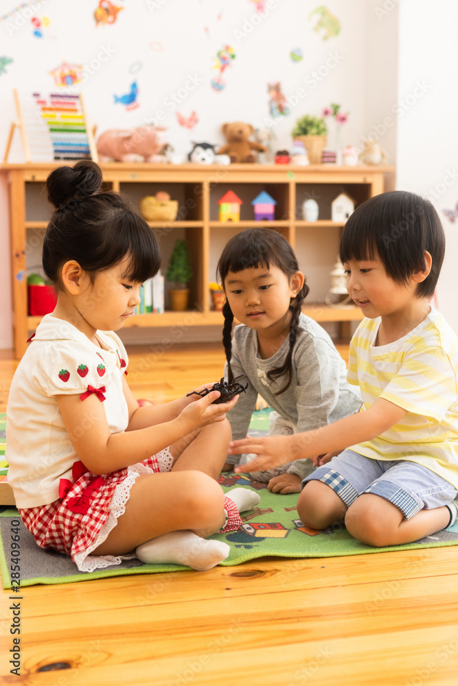 おもちゃで遊ぶ子供たち おもちゃで遊ぶ子供たち