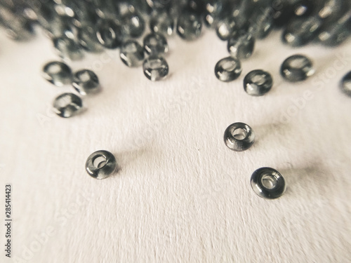 perline grigie sintetiche in macro fotografia