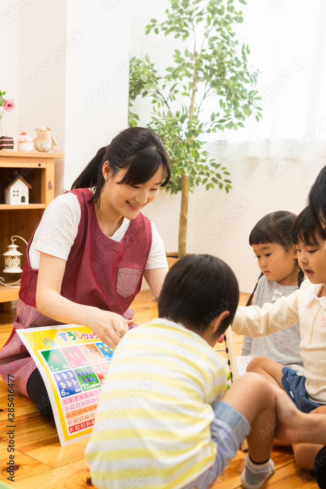 数字の勉強をする園児 数字の勉強をする園児