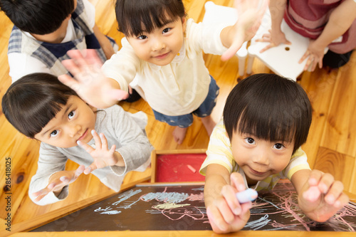 Tableau sur toile おえかきをする園児