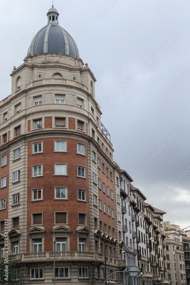 Fototapeta premium esquina de una calle de la ciudad de barcelona
