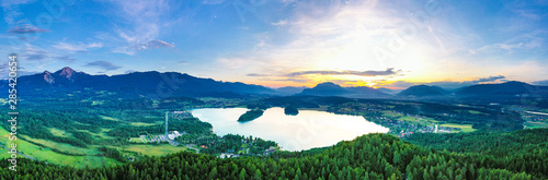 View of lake Faaker See in K  rnten Carinthia  Austria