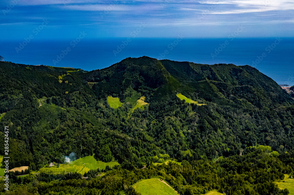 Naklejka premium Sao Miguel - Furnas und Landschaften auf der Azoren-Insel aus der Luft