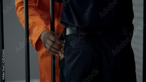 Tableau sur toile Afro-american prisoner stealing keys from security guard, preparing escape