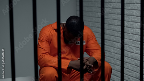 Foto Pensive african-american prisoner waiting for visitors, serving life sentence