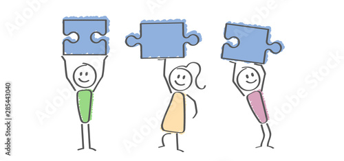 drei Personen mit Puzzleteilen